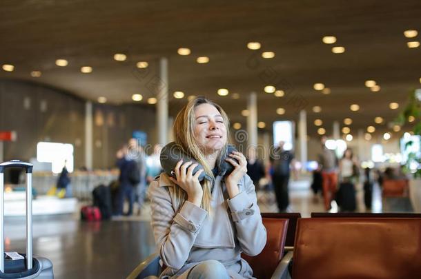 高加索人女孩一次和<strong>颈枕</strong>头和旅行小皮包采用机场warmair热空气