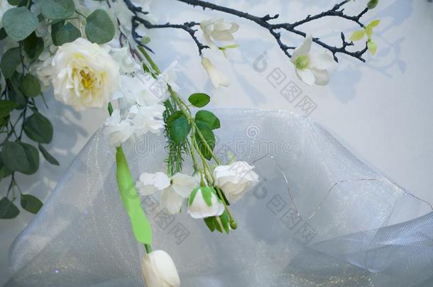美丽的白色的<strong>婚礼背景</strong>幕布和白色的花.婚礼装饰