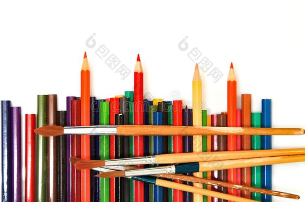 许多颜色铅笔和刷子绘画颜料