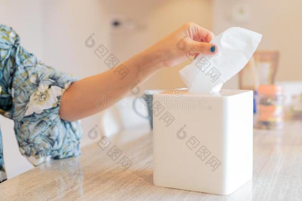 女人手采摘<strong>餐巾</strong>/薄纸纸从指已提到的人薄纸盒