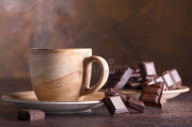 杯子关于热的巧克力和苦的巧克力一件.