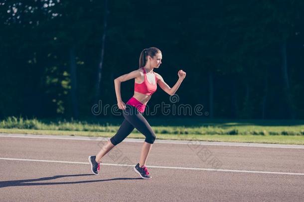 年幼的女士运动鞋跑步在户外,训练为马拉松赛跑跑.