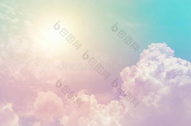 和煦的：照到阳光的云天幻想富有色彩的彩色粉笔颜色