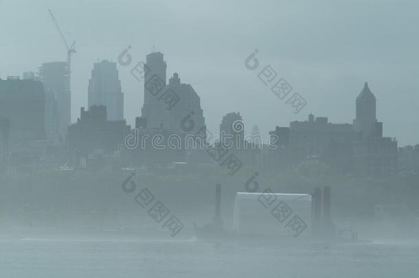 下雨的曼哈顿,商业地区关于新的使击球员出局城市,重的雾.