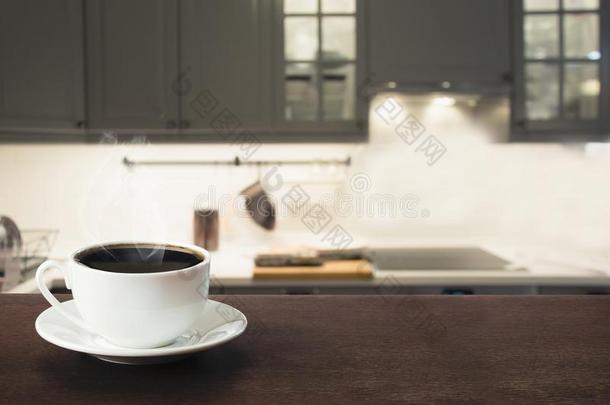 杯子关于黑的c关于fee向木制的桌面采用变模糊现代的厨房