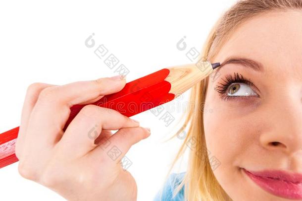 女人绘画眉毛使用有规律的铅笔