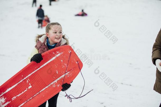 小的女孩和雪橇采用指已提到的人雪