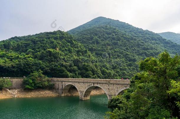 尖口鲷宽顶无沿圆帽蓄水<strong>池</strong>采用登上停放车辆的人,商行含锡砾石下的无<strong>矿</strong>基岩