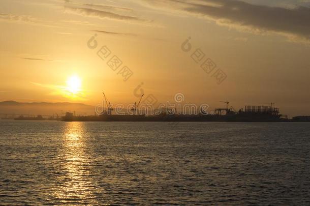 货运港口在日出和蓝色海