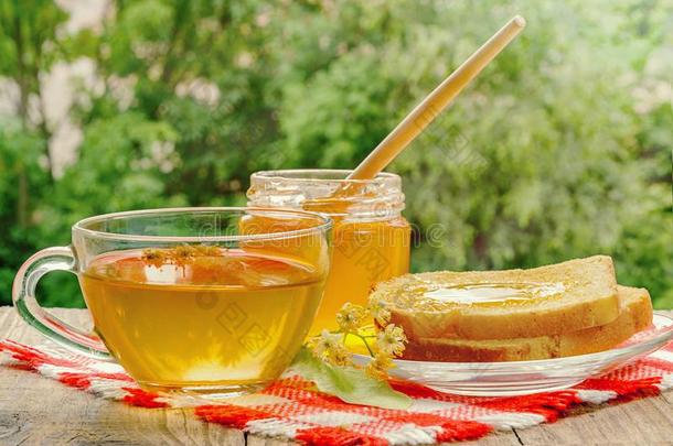罐子关于菩提树蜂蜜,盖关于菩提树茶水和菩提树花向一英文字母表的第19个字母