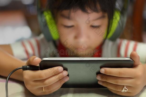 新的一代人小孩使用新的科技向比赛或注视car向on