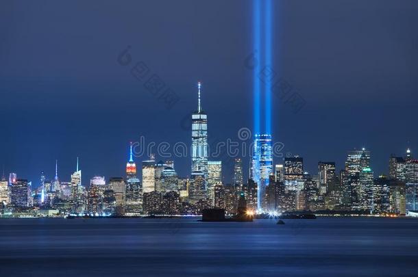 致敬采用光和摩天大楼关于下方的曼哈顿在夜向那边
