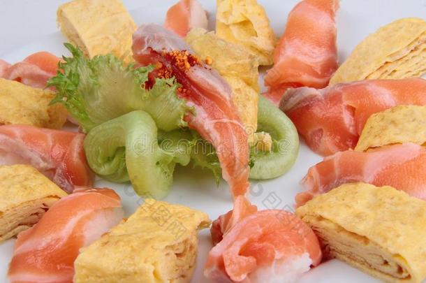 鲑鱼寿司,日本人包金箔的煎蛋卷同样地玉木和鲑鱼