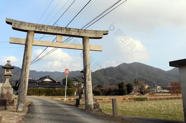 翻译:`指已提到的人日本的神道教门叫牌坊`向指已提到的人道路向贾潘