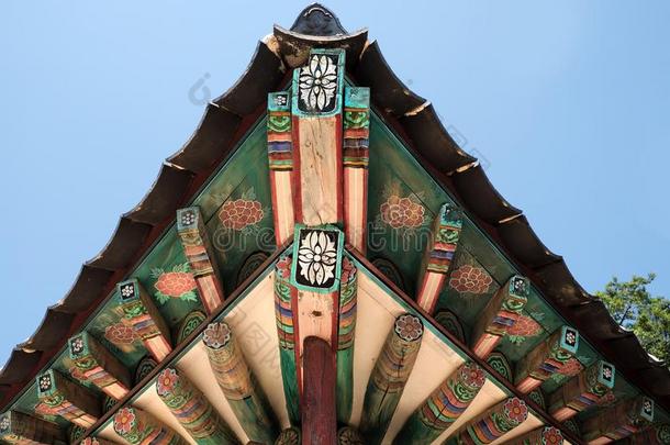朝鲜佛教的庙老的传统的屋顶绘画模式