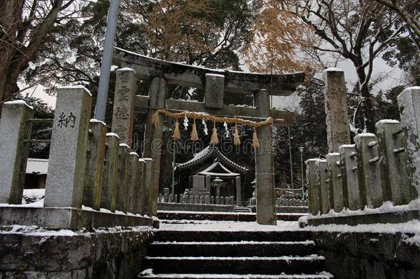 翻译:翻译:`上野大松。圣地`采用饭冢,福克