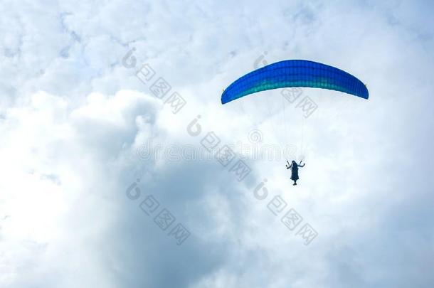 <strong>滑翔伞运动</strong>采用指已提到的人蓝色天,普吉岛,泰国.