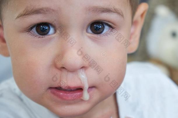 小的亚洲人男孩喜欢采摘一鼻涕一nde一t鼻涕一ndpl一y鼻涕