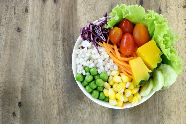 健康的和日常饮食食物,新鲜的蔬菜沙拉向木材表背