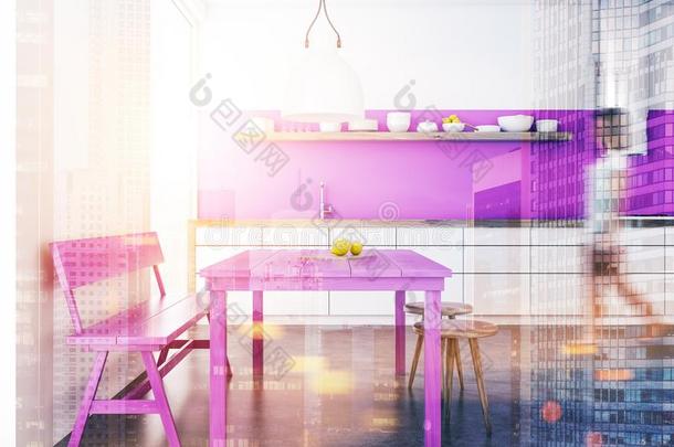 紫色的长凳进餐房间和厨房关在上面污迹