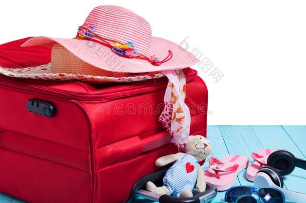 旅行观念和大的红色的旅行袋和附件为旅游向