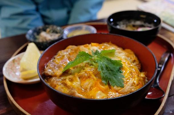 鸡和鸡蛋稻碗指定的亲子丼采用黑色亮漆