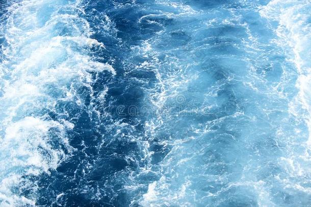 旋转关于速度小船向蓝色海水表面.海景画和声音资源文件。