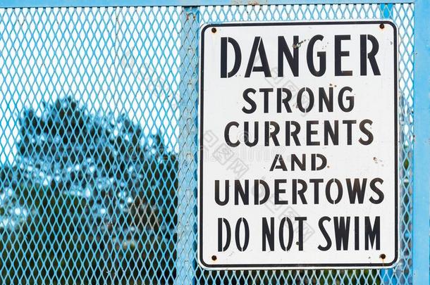 符号在旁边河警告关于强的<strong>电流</strong>和下拖不游泳
