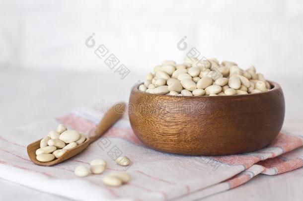 生的白色的豆采用一木制的碗一nd勺向一l采用enn一pk采用向