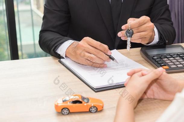 商人礼物汽车钥匙和说明的原因关于贷款协定和
