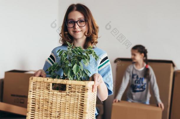 女人和她女儿活动的采用新的家