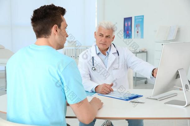 男人和健康状况问题拜访泌尿科医师