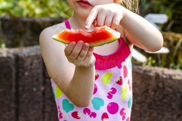 漂亮的小的女孩吃西瓜采用指已提到的人夏季