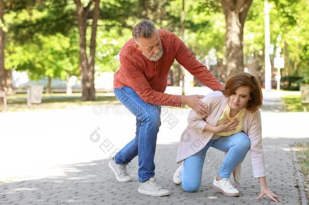 男人的一份成熟的女人受苦从心攻击