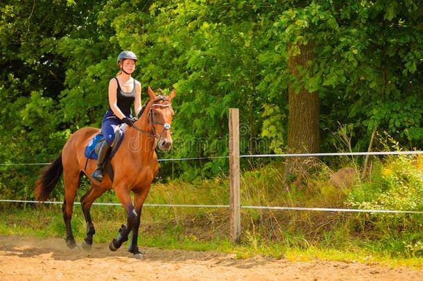 赛马骑师女孩做马骑马向乡村草地