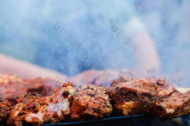 男人是（be的三单形式烹饪术barbecue吃烤烧肉的野餐烤猪肉肉向指已提到的人热的木炭烧烤wickets三柱门