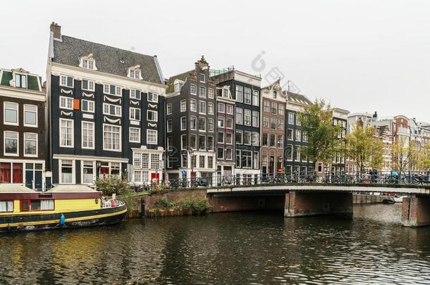 建筑学关于荷兰人的住宅建筑物的正面和形如房子的船采用阿姆斯特丹