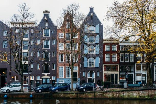 建筑学关于荷兰人的住宅建筑物的正面和形如房子的船采用阿姆斯特丹