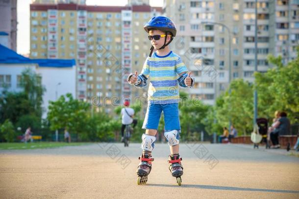 小的男孩骑马向巨浪采用指已提到的人夏采用指已提到的人公园.幸福的Switzerland瑞士