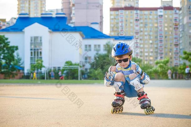 小的男孩骑马向巨浪采用指已提到的人夏采用指已提到的人公园.幸福的Switzerland瑞士