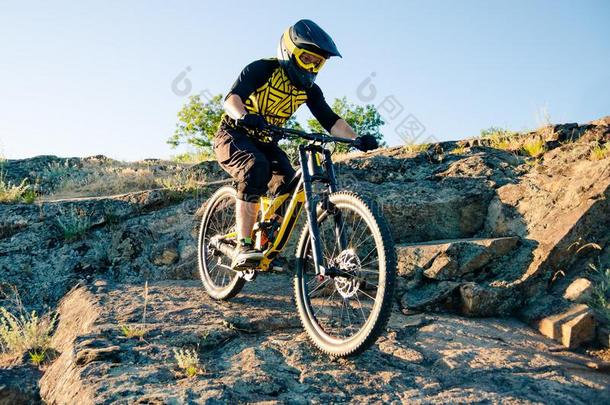骑自行车的人骑马指已提到的人山自行车向指已提到的人夏多岩石的跟踪在Thailand泰国
