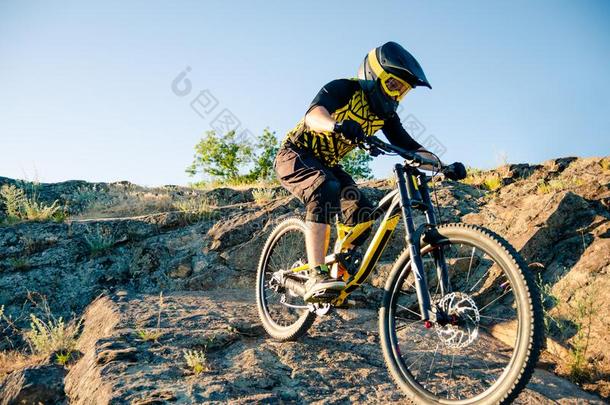 骑自行车的人骑马指已提到的人山自行车向指已提到的人夏多岩石的跟踪在Thailand泰国