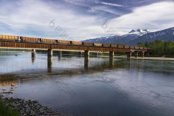 货运火车铁路桥越过哥伦比亚河采用雷弗尔斯托克英语字母表的第2个字母