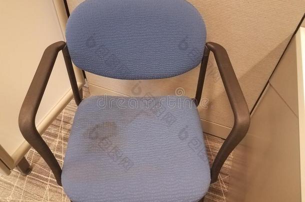 蓝色办公室椅子和染色向灰色的<strong>地毯</strong>采用小<strong>卧室</strong>