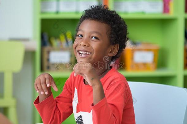 非洲的美国人种族地位小孩微笑的在图书馆采用k采用dergarte