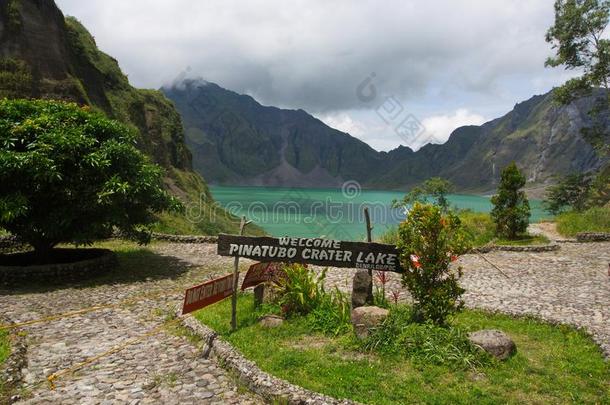 指已提到的人硫磺湖关于皮纳图博火山.旅行采用combatlauncandrecoverykit战斗开始与防御装备,Philipp