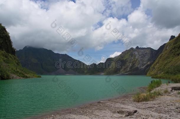 指已提到的人硫磺湖关于皮纳图博火山.旅行采用combatlauncandrecoverykit战斗开始与防御装备,Philipp