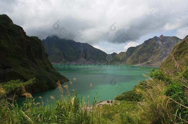 指已提到的人硫磺湖关于皮纳图博火山.旅行采用combatlauncandrecoverykit战斗开始与防御装备,Philipp