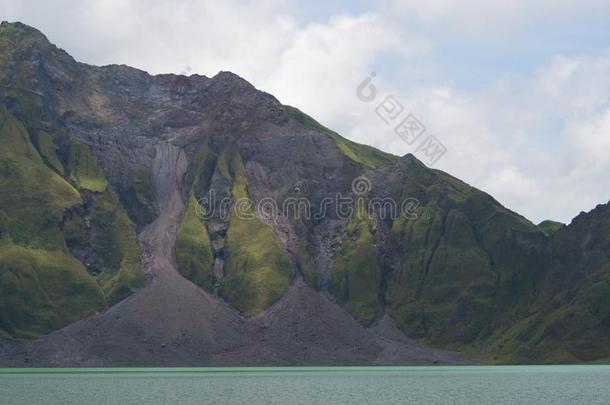 指已提到的人硫磺湖关于皮纳图博火山.旅行采用combatlauncandrecoverykit战斗开始与防御装备,Philipp