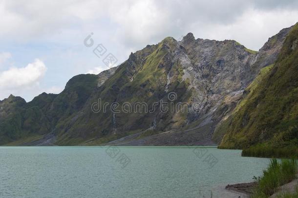 指已提到的人硫磺湖关于皮纳图博火山.旅行采用combatlauncandrecoverykit战斗开始与防御装备,Philipp